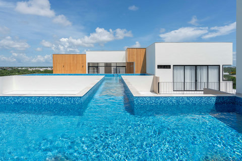 The rooftop pool at Giada Towers is perfect for hanging out! Enjoy natural light and panoramic views all day long.
