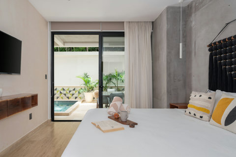 In the master bedroom you will have a direct access to the patio without needing to pass by the living room. You will also have your very own smart TV with Amazon Prime and Netflix pre-installed for those who prefer to enjoy a movie night rather than