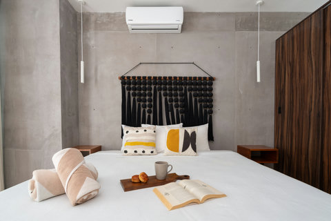 The apartment was furnished with grade material all around. Here you can see the amount of clothes storage you will have access to, the room is airy and bright to guarantee maximum comfort when you stay with us. We will provide a free housekeeping se