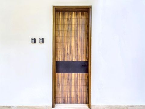 The entrance of our apartment with its individual entrance in the tower King of the building. You will have a great time with us, and we will do our best to enhance your experience!