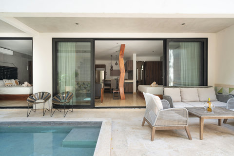 Relax in a private patio with a pool and sun loungers reserved exclusively for guests. Ideal for soaking up the sun, enjoying peaceful moments, or spending quality time outdoors in a serene setting.