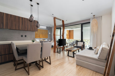 The living room and the kitchen are brand new and fully equipped. We provide all the amenities for our guests upon arrival, a large dining table is available so our guests can cook and dine at home. This space is also the perfect space for remote wor