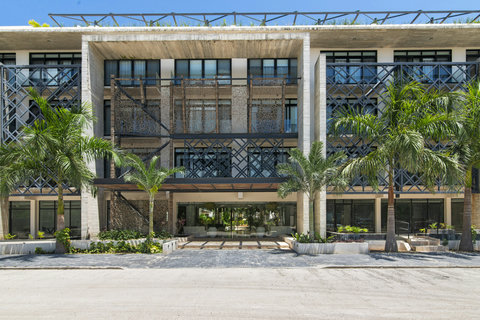 Palais Tulum is a brand new and modern condo built a couple of years ago. The architecture and style of the building is modern, located right by Coba Avenida on the way to the beach