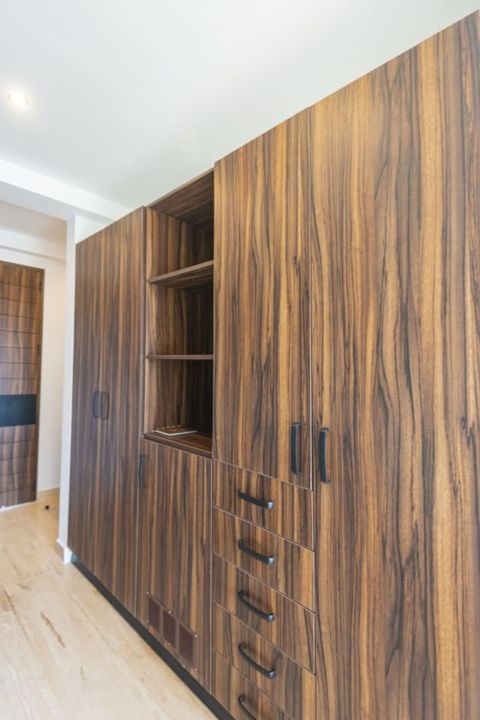 Discover our spacious and stylish wooden closet, meticulously crafted to provide both functionality and a touch of sophisticated charm.