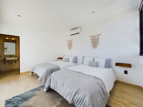 Ideal for groups, our rooftop guest bedroom sleeps 4 comfortably with 2 queen beds and exclusive rooftop access! ️‍‍‍
