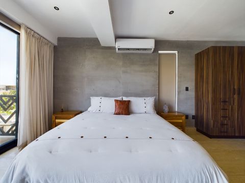 Luxuriate in comfort! Master Suite #1 offers ample storage and a direct link to the living area for a perfect family vibe. ✨