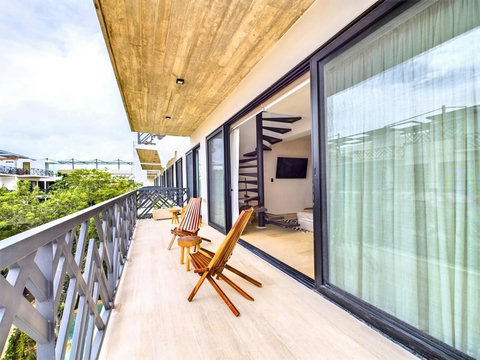 Outside the living room and with direct access from the master bedroom too you will find a bright patio where you can hang out at the end of the day. You will enjoy the view of Palais gardens from there, this is the perfect spot to hang out after a b