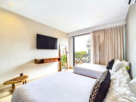 In the master bedroom you have the added advantage of having access to a smart TV with Amazon Prime and Netflix pre-installed, perfect for those who prefer a quiet movie night. Important to highlight the quality of bedding we provide so you can sleep
