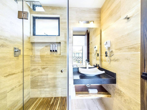We provide our guests all the bathroom essentials they may need upon arrival and we offer a free housekeeping for reservations of more than 7 days. You will find hand soap, shower gel, shampoo upon arrival so you can relax and unwind.