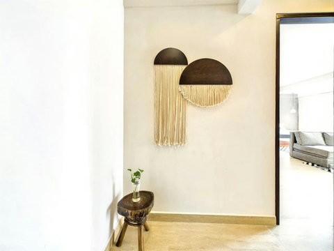 The decoration of the apartment is modern and minimalist with beautiful decorations. Here you appreciate the view of the entrance to the apartment which is bright and airy.