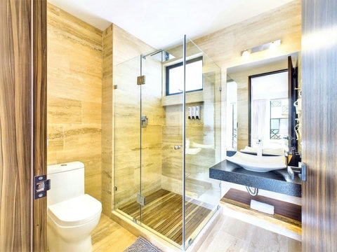 Both bathrooms have a similar layout, with plenty of space and natural light. You will find a large rain shower, a large faucet and extra storage space underneath and an individual toilet.