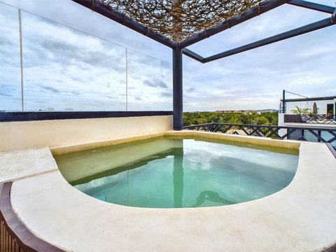 The plunge pool benefits from a 360 view on the gardens and the neighborhood, you will be on the last floor of the building ensuring an optimal view of Tulum. From here you can catch a view of the sea, imagine yourself hanging out here sipping a cock