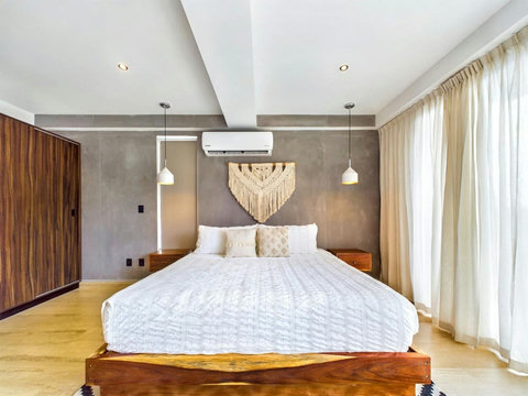 In this bedroom you will find a super comfortable king size bed with quality linens, extra pillows and a blanket for the chilly ones. Plenty of storage space also available for the longer term travelers!