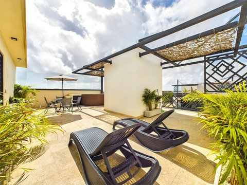 Multiple sundecks are provided for those looking to catch some sun and get a tan whilst staying in Mexico. You can actually spend your days here relaxing at home catching some sun and dipping in your private pool to stay fresh!
