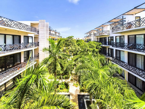 The view of the shared gardens from the last floor of the building shows how lush and green the interior of the residence is, you will be close to nature and you will enjoy a maximum of privacy during your stay at Palais