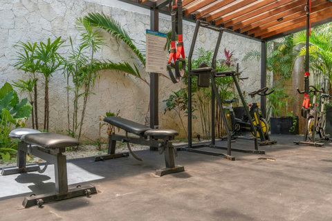 Keep up with your workout routine surrounded by nature in this open-air gym with quality equipment.