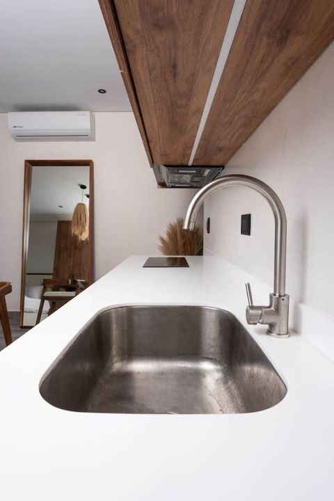 Experience culinary bliss in our stylish kitchen! Equipped with everything you need, it’s an ideal backdrop for savouring delicious recipes while enjoying a luxurious retreat in beautiful Tulum!