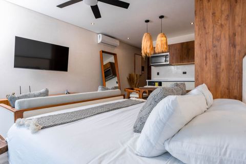 Experience true tranquility in the sleeping suite of our stunning condo! A soft, inviting bed awaits you, ensuring a peaceful night’s sleep. Reserve your stay for a taste of luxury in Tulum!