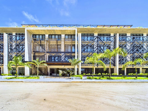Palais Tulum is a modern condo, recently built, showcasing sleek architecture and style. Perfectly located by Coba Avenue, just on the way to the beach.