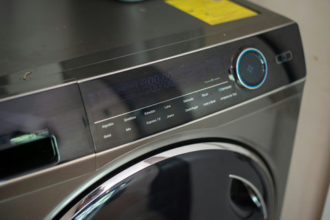 Experience convenience with this modern washing machine, featuring a sleek design, digital display, and multiple wash cycles like delicate, jeans, and express 15. Perfect for all laundry needs.