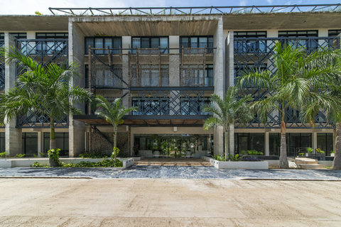 Palais Tulum is a stylish, modern condo near Coba Avenida, just minutes from the beach. Contemporary design and prime location make it the perfect getaway.