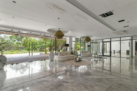 The lobby and reception area is welcoming with space for guests to hang out and relax. You will find a staff available to welcome you during the day and night time security as well to guarantee our guests maximum comfort