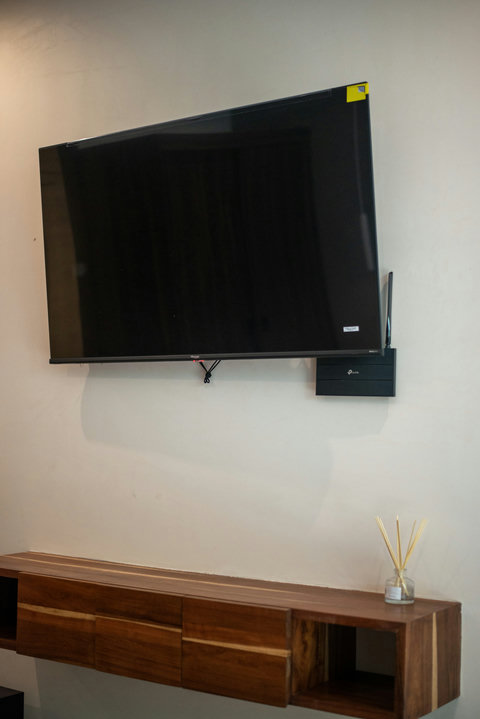 Smart TV with streaming apps ready to go. Unwind after a beach day with your favorite Netflix series.