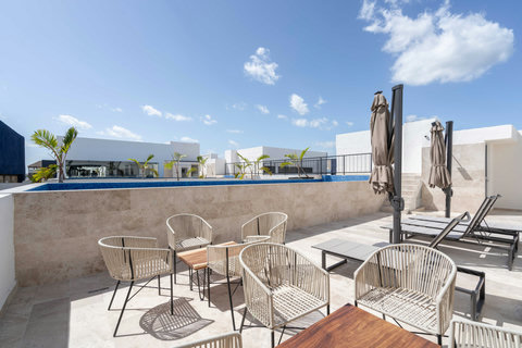 Shared rooftop with contemporary design, comfortable loungers, umbrellas, and poolside seating. Enjoy the sun, relax, or savor a calm afternoon with open-air views.