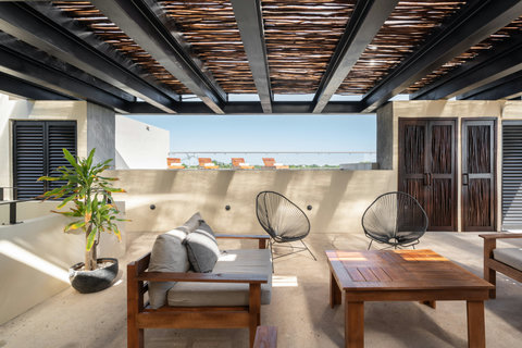 Enjoy a sunny rooftop oasis with comfortable loungers and convenient tables. It’s a welcoming spot to relax, read, sunbathe, or sip your favorite drink while enjoying the open-air atmosphere.
