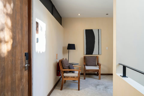 This cozy, brightly lit building features tasteful, inviting décor. With a warm and pleasant atmosphere, it’s the perfect place to unwind and enjoy a comfortable, cheerful stay.