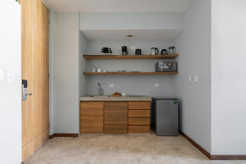A cozy and inviting kitchen, fully equipped with everything you need for a memorable stay. Perfect for cooking, dining, and enjoying quality moments in a warm, comfortable space.