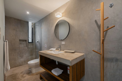 Enjoy an elegant, cozy, and fresh bathroom with thoughtful details that create a relaxing and modern atmosphere. A space designed to help you unwind and feel refreshed every time you walk in.