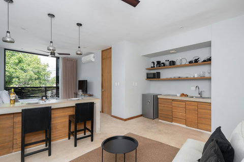 Enjoy a bright, integrated kitchen and dining space featuring elegant, chic décor. With plenty of natural light and a warm ambiance, it’s an ideal spot to cook, gather, and enjoy your time comfortably.