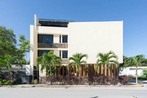 A discreet tropical-inspired façade with elegant details and natural touches. It’s stylish yet understated, creating a warm and inviting first impression for guests arriving at the property.