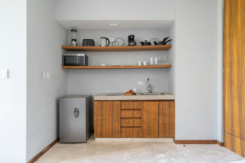 This compact kitchen offers everything you need for an easy stay, including a fridge, coffee maker, hot water kettle, cookware, and more. A practical space designed for comfort, convenience, and effortless meal prep.