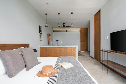 Relax in this chic studio with a king-size bed, warm wood touches, comfy sofa, dining area, and large mirror—a perfect blend of style, comfort, and convenience.