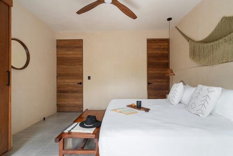 Beautiful room featuring a king-size bed and a private bathroom. Perfect for a restful stay, combining comfort, elegance, and privacy for a relaxing and luxurious experience.