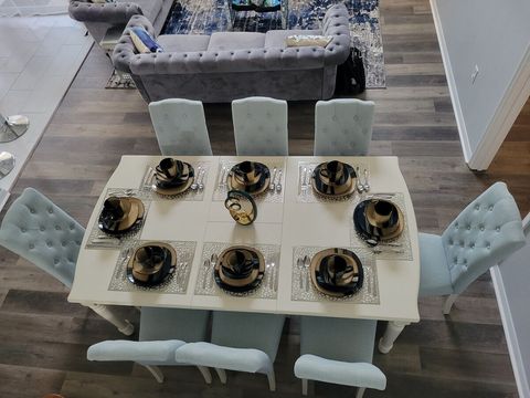 Dining area with an 8-seat dinning table.