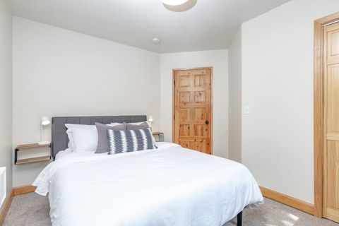 Bedroom with Queen bed. Main Level.