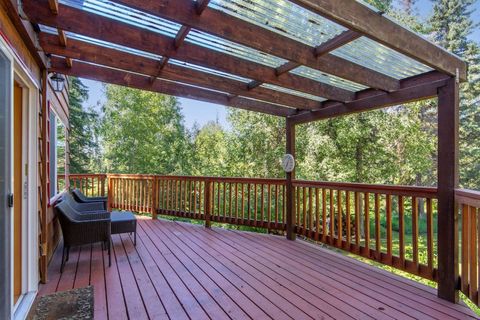 Huge upper deck overlooking the creek.