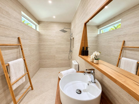 Orison — Salle d’eau privative de la suite 3 : douche, vasque, miroir et WC. Chaque suite du duo dispose de sa propre salle d’eau.
