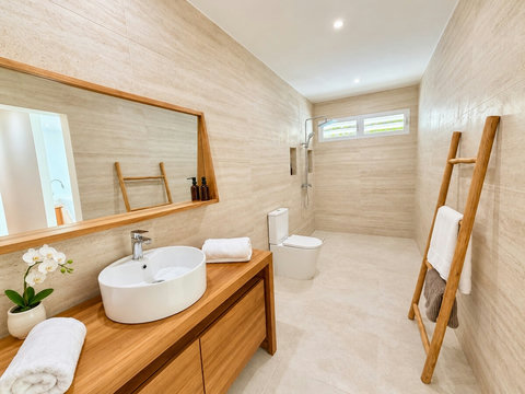 Orison — Salle d’eau privative de la suite 2, équipée d’une douche, d’une vasque, d’un grand miroir et de WC.