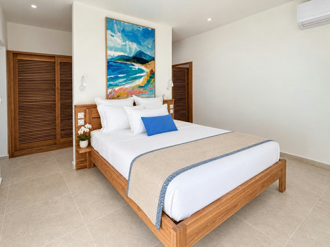 Orison — Suite 3 climatisée avec lit queen size de 160 × 200 cm et salle d’eau privative. Un espace personnel pour deux voyageurs.