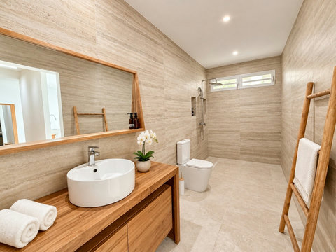 Loona — salle d’eau avec vasque, grand miroir, douche et toilettes.