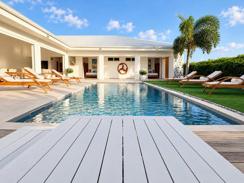 Orison — piscine privée et terrasse extérieure, avec les façades des suites et les bains de soleil autour du bassin.