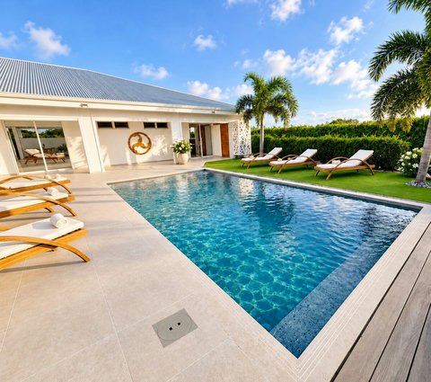 Orison — piscine privée réservée aux voyageurs de la villa, terrasse et bains de soleil, dans un jardin bordé de haies.
