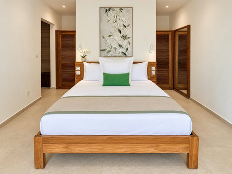 Loona — une des trois suites avec lit queen size et rangements en bois.