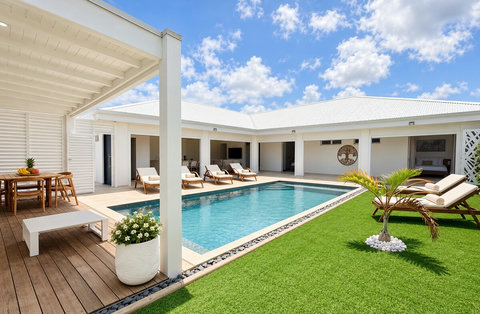 Orore — piscine privée, terrasse couverte et jardin, réservés aux voyageurs de la villa.