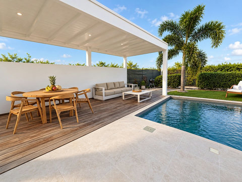 Loona — terrasse couverte avec table à manger et salon extérieur, ouverte sur la piscine privée.