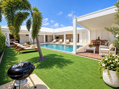 Zényte — piscine privée, jardin et bains de soleil, avec les façades de la villa et la terrasse couverte.